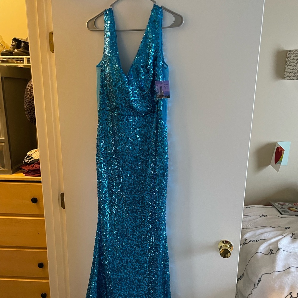 Teal Sequin homecoming/formal dress. Size 7 🦋
